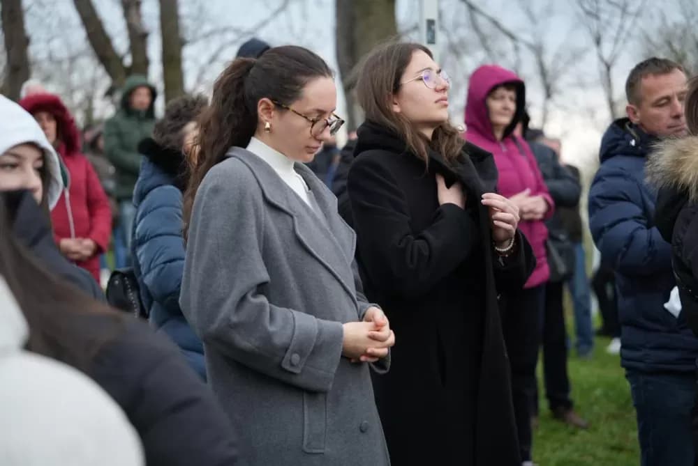 Križni put na požeškoj Kalvariji okupio brojne vjernike na Veliki petak