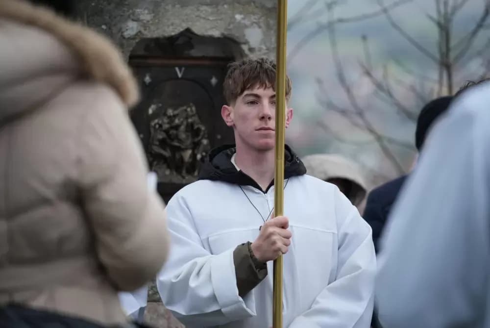 Križni put na požeškoj Kalvariji okupio brojne vjernike na Veliki petak