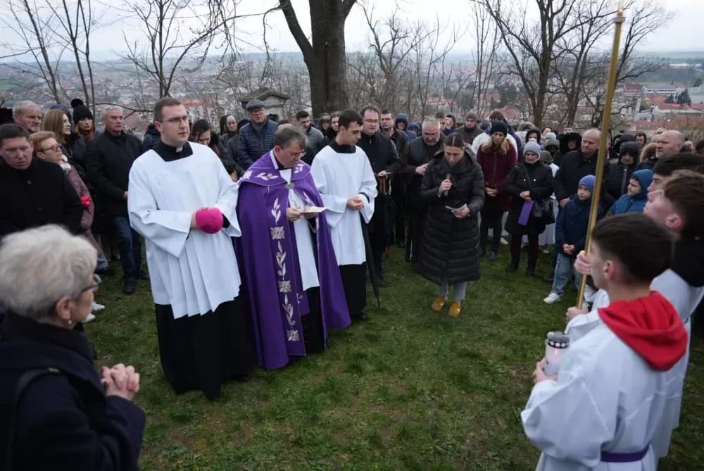 Križni put na požeškoj Kalvariji okupio brojne vjernike na Veliki petak