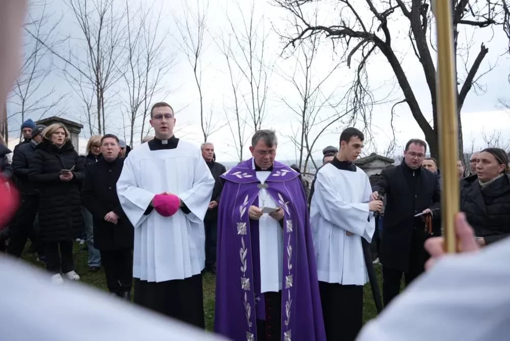 Križni put na požeškoj Kalvariji okupio brojne vjernike na Veliki petak