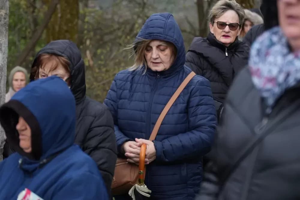 Križni put na požeškoj Kalvariji okupio brojne vjernike na Veliki petak
