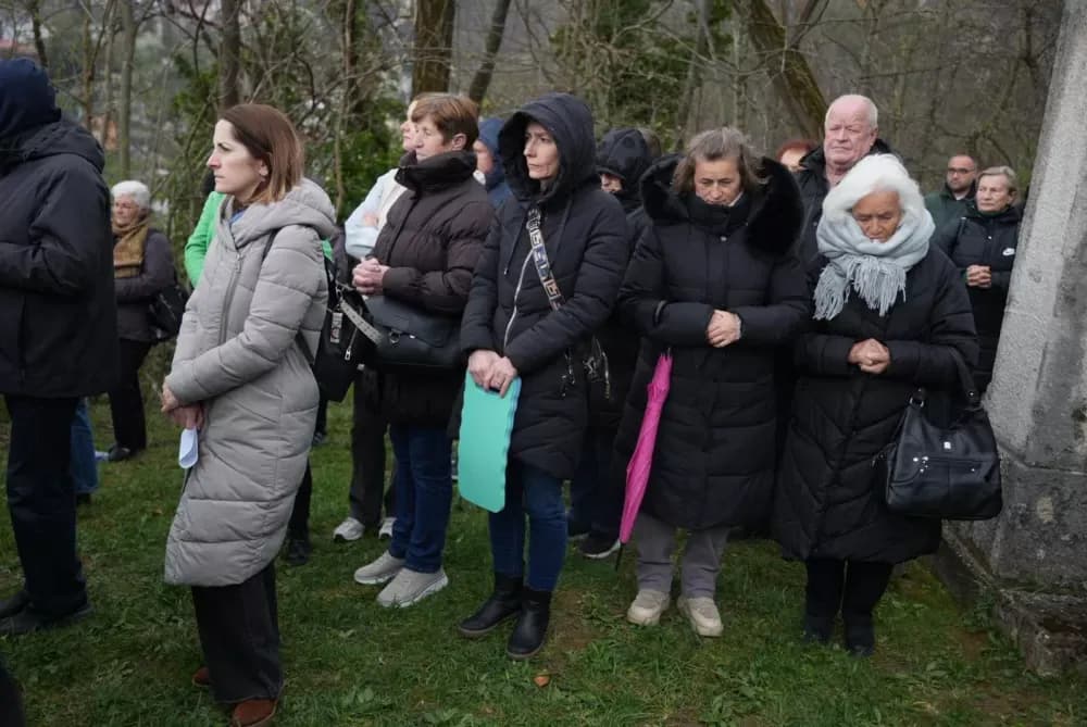 Križni put na požeškoj Kalvariji okupio brojne vjernike na Veliki petak