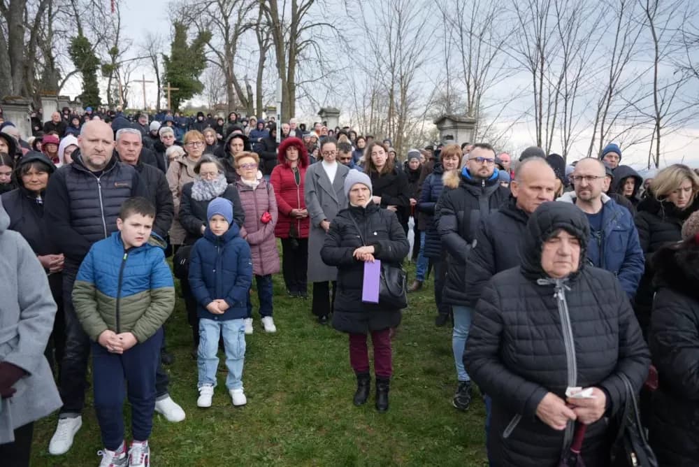 Križni put na požeškoj Kalvariji okupio brojne vjernike na Veliki petak