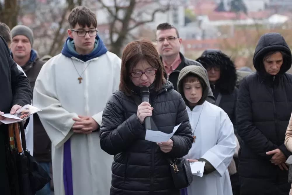 Križni put na požeškoj Kalvariji okupio brojne vjernike na Veliki petak