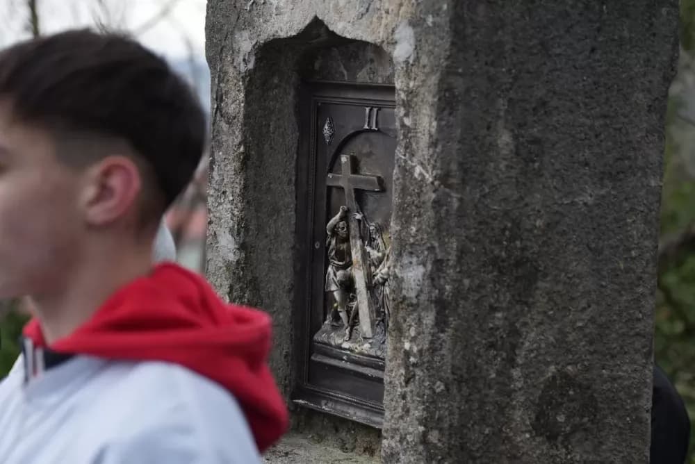 Križni put na požeškoj Kalvariji okupio brojne vjernike na Veliki petak