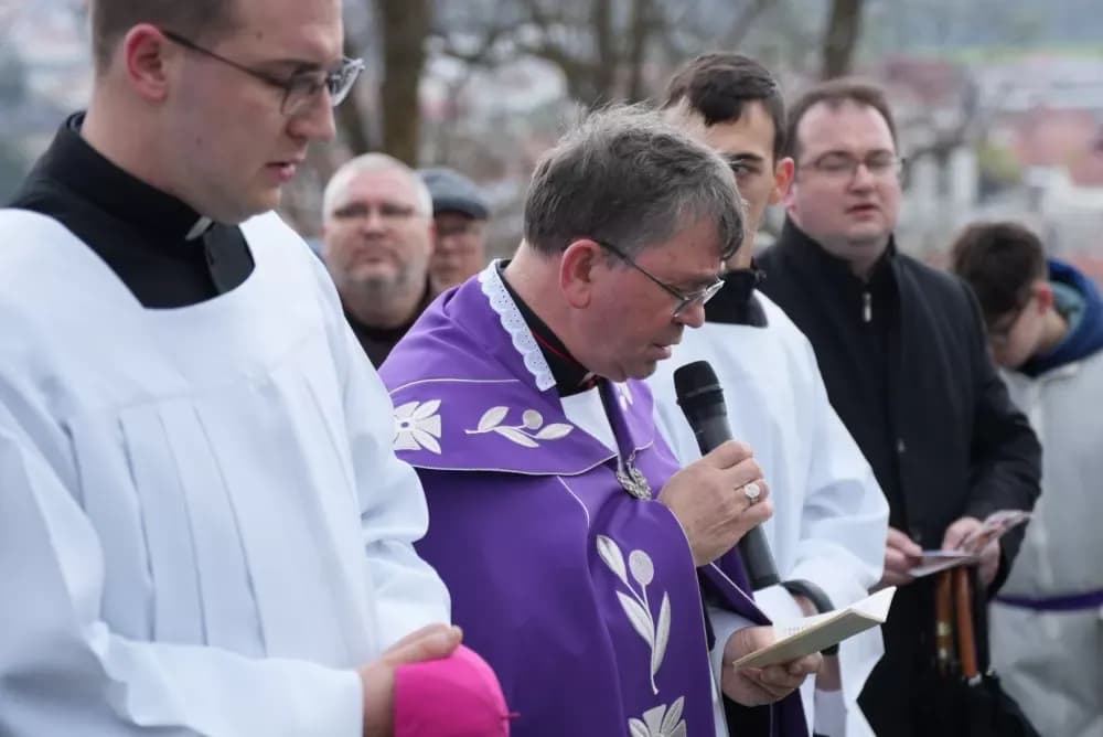 Križni put na požeškoj Kalvariji okupio brojne vjernike na Veliki petak