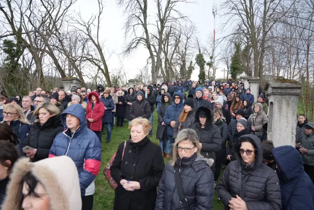 Križni put na požeškoj Kalvariji okupio brojne vjernike na Veliki petak