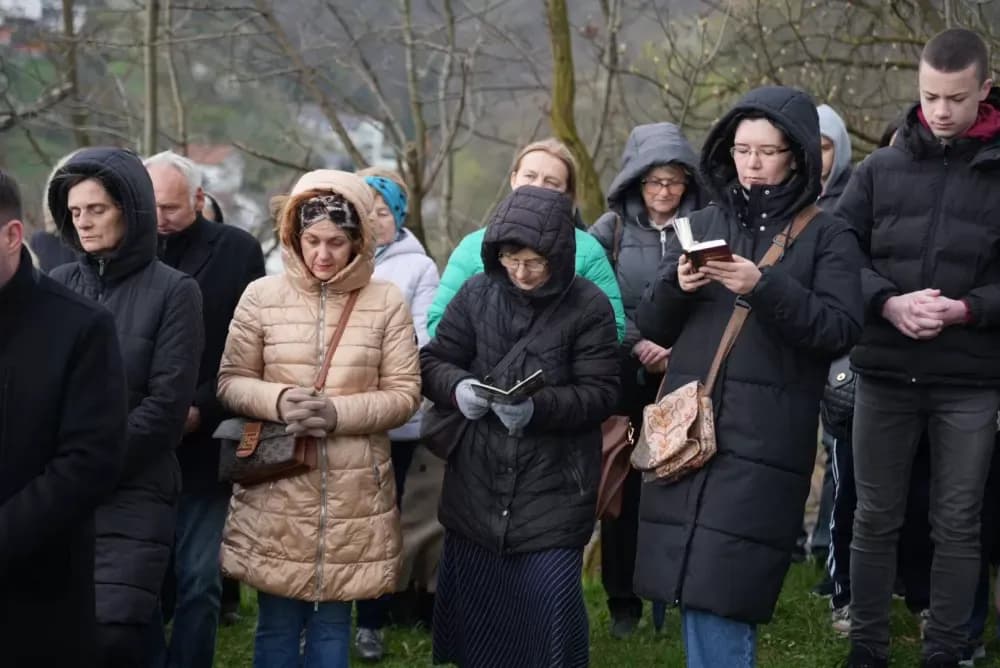 Križni put na požeškoj Kalvariji okupio brojne vjernike na Veliki petak