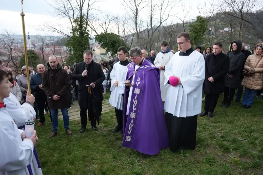 Križni put na požeškoj Kalvariji okupio brojne vjernike na Veliki petak