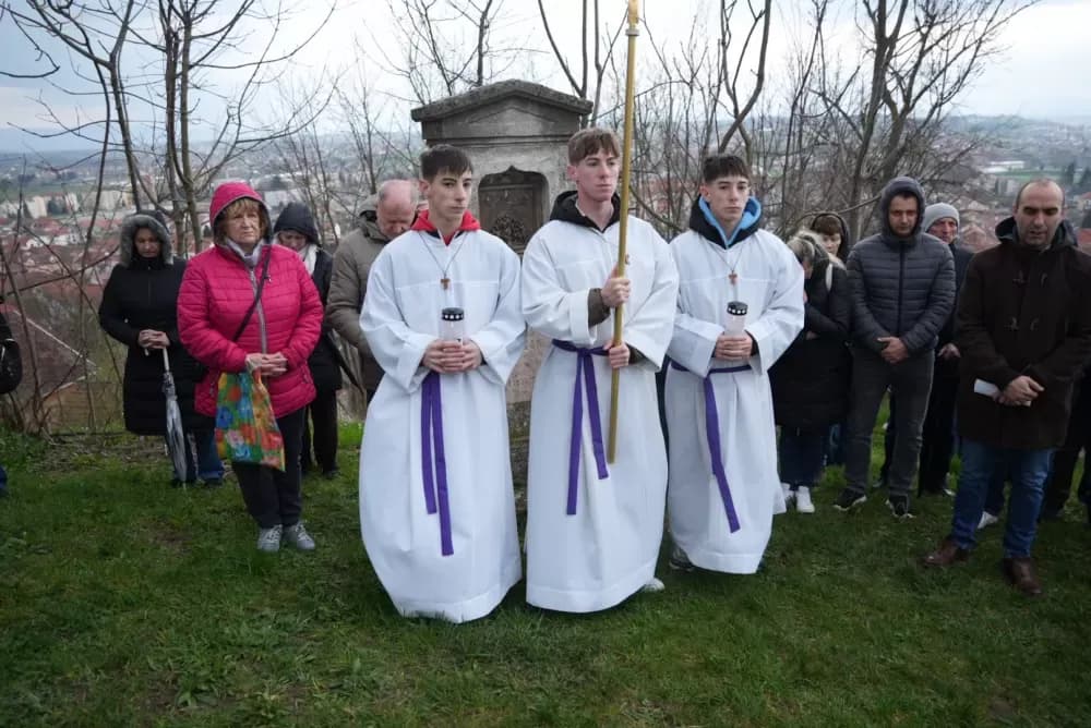 Križni put na požeškoj Kalvariji okupio brojne vjernike na Veliki petak