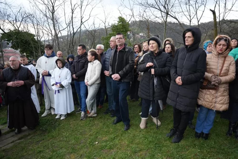 Križni put na požeškoj Kalvariji okupio brojne vjernike na Veliki petak