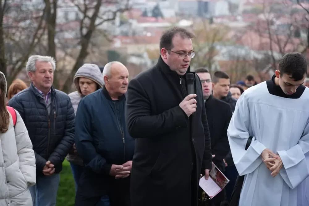 Križni put na požeškoj Kalvariji okupio brojne vjernike na Veliki petak