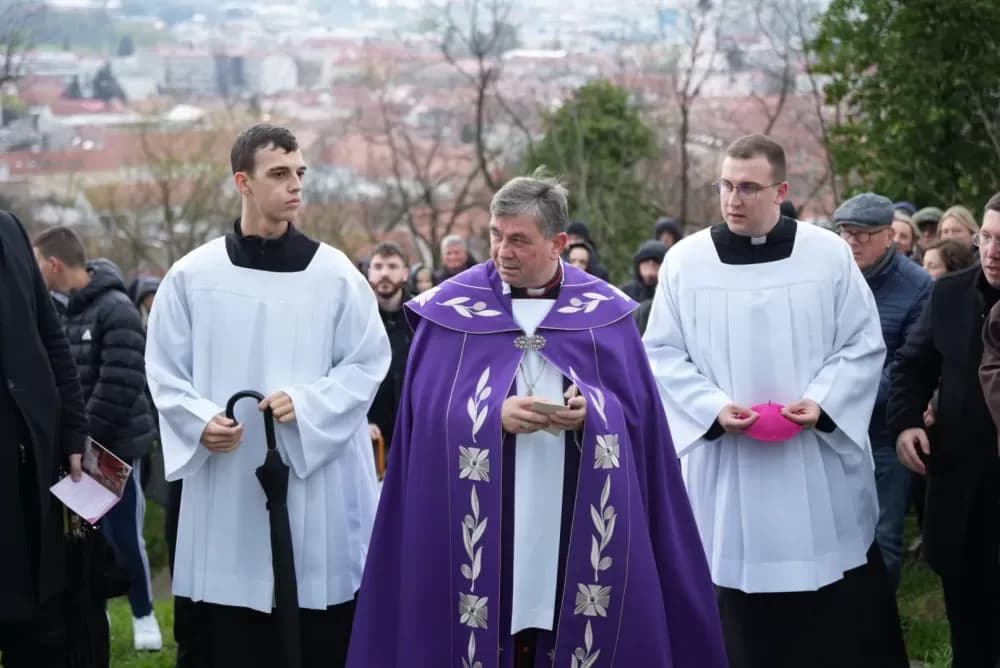 Križni put na požeškoj Kalvariji okupio brojne vjernike na Veliki petak