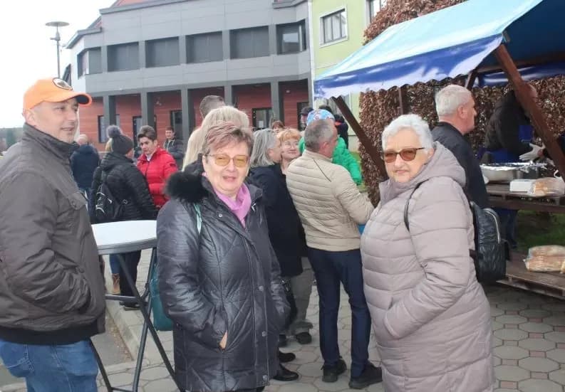 Ispred Gradske kuće u Pleternici podijeljeni posni obroci