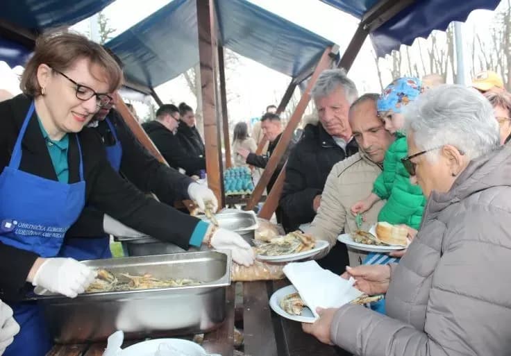 Ispred Gradske kuće u Pleternici podijeljeni posni obroci