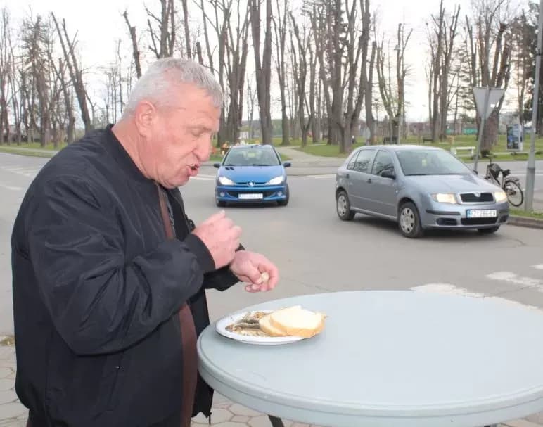 Ispred Gradske kuće u Pleternici podijeljeni posni obroci