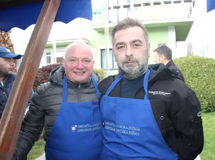 Ispred Gradske kuće u Pleternici podijeljeni posni obroci
