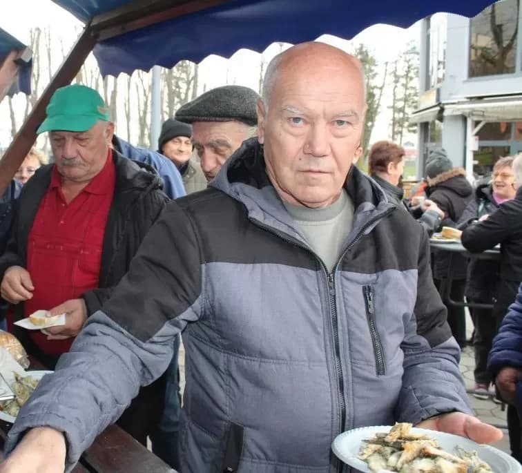Ispred Gradske kuće u Pleternici podijeljeni posni obroci