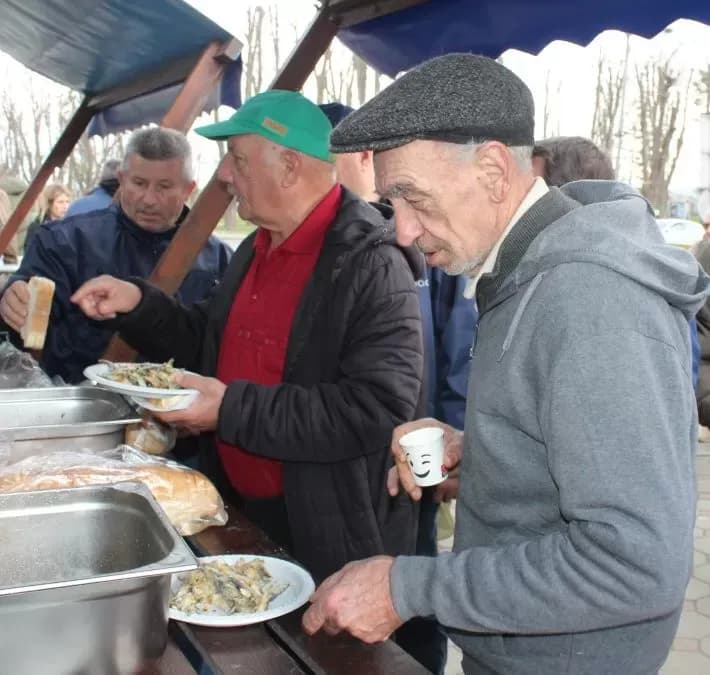 Ispred Gradske kuće u Pleternici podijeljeni posni obroci