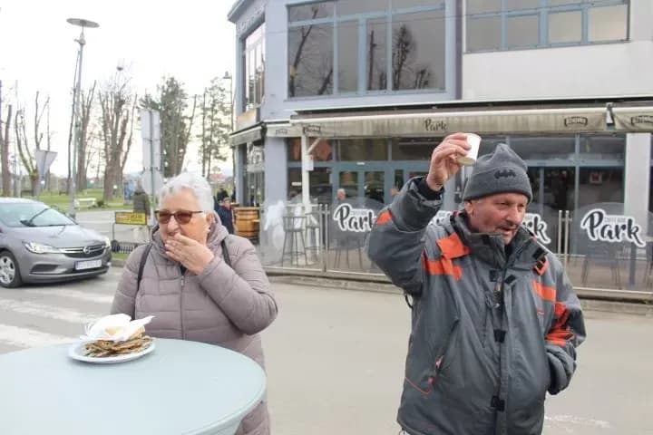 Ispred Gradske kuće u Pleternici podijeljeni posni obroci