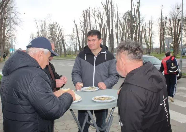Ispred Gradske kuće u Pleternici podijeljeni posni obroci