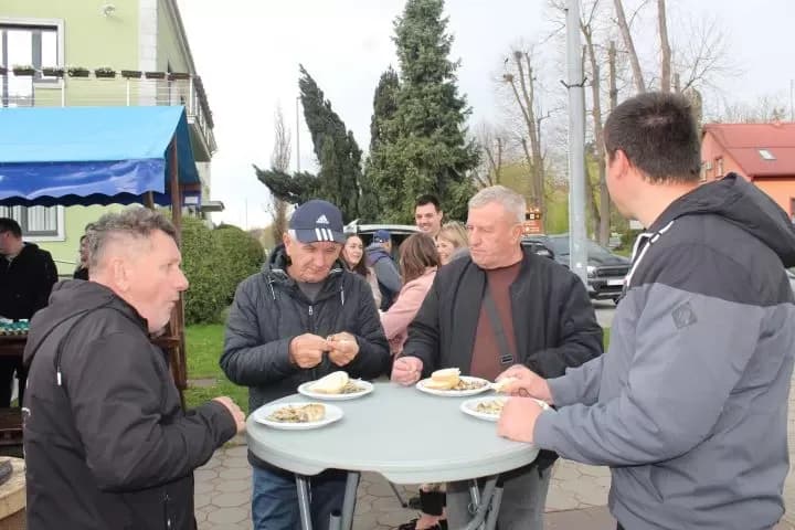 Ispred Gradske kuće u Pleternici podijeljeni posni obroci