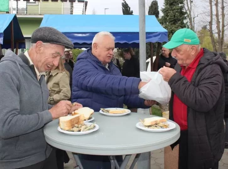 Ispred Gradske kuće u Pleternici podijeljeni posni obroci