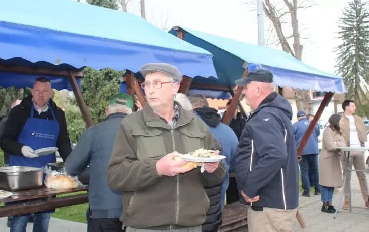 Ispred Gradske kuće u Pleternici podijeljeni posni obroci