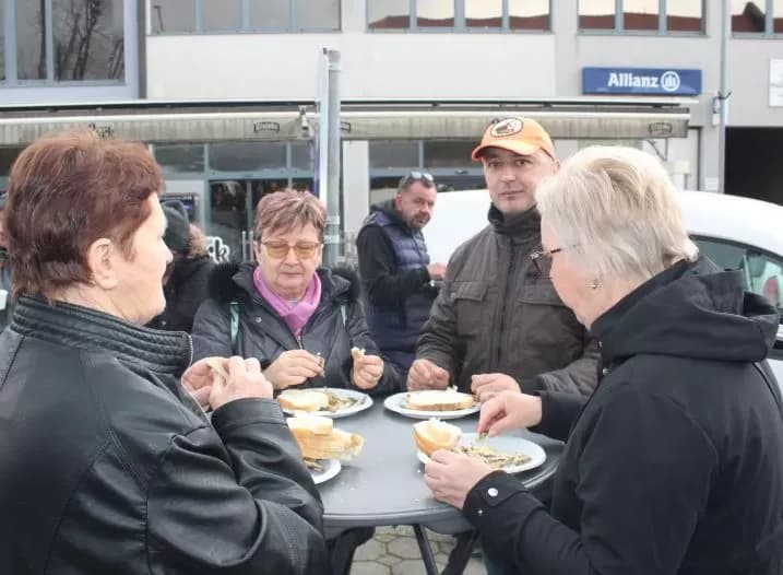Ispred Gradske kuće u Pleternici podijeljeni posni obroci