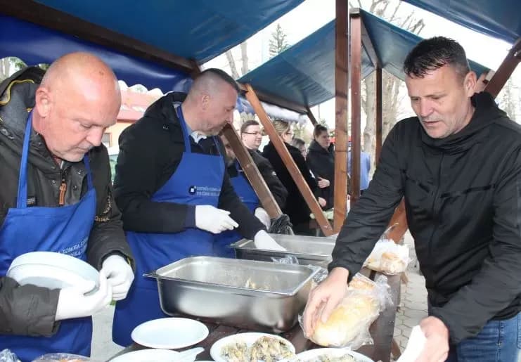 Ispred Gradske kuće u Pleternici podijeljeni posni obroci
