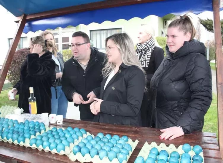 Ispred Gradske kuće u Pleternici podijeljeni posni obroci