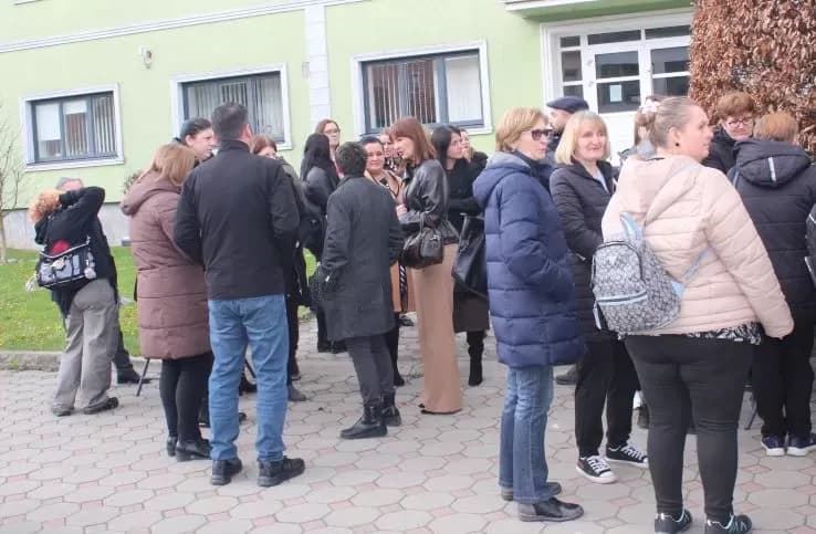 Ispred Gradske kuće u Pleternici podijeljeni posni obroci