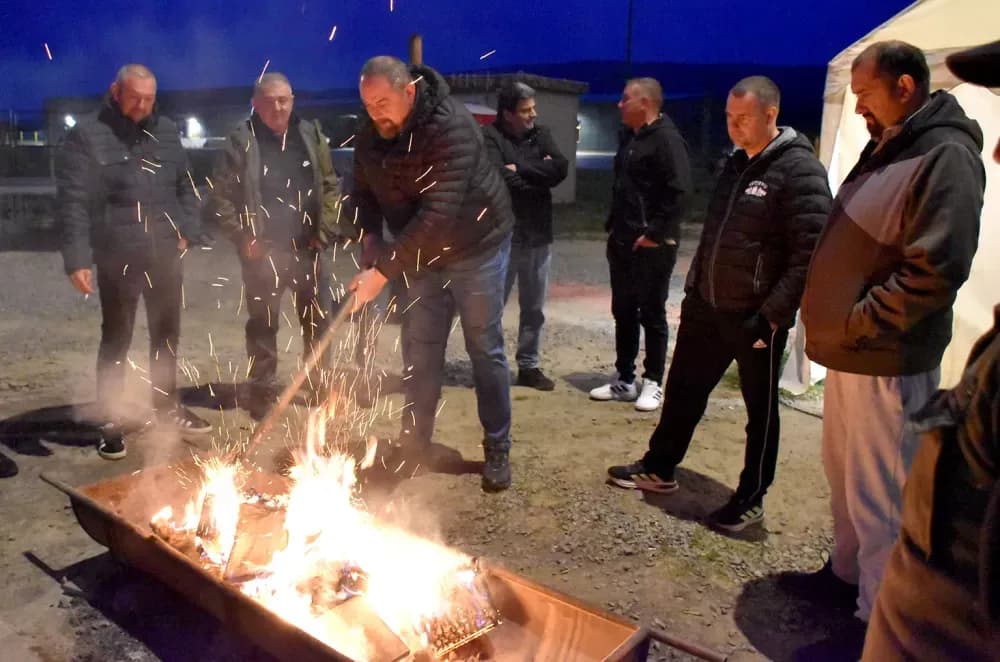 Novo vodstvo Udruge “EKO Kutjevo” u posjetu prosvjednicima: „Šator ostaje do daljnjeg!“