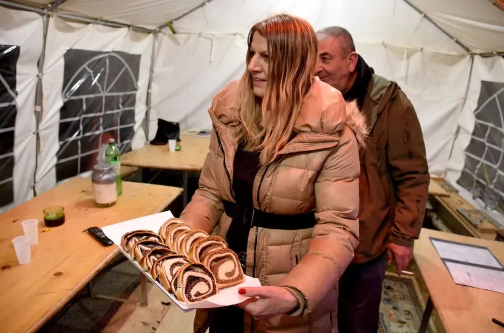 Novo vodstvo Udruge “EKO Kutjevo” u posjetu prosvjednicima: „Šator ostaje do daljnjeg!“