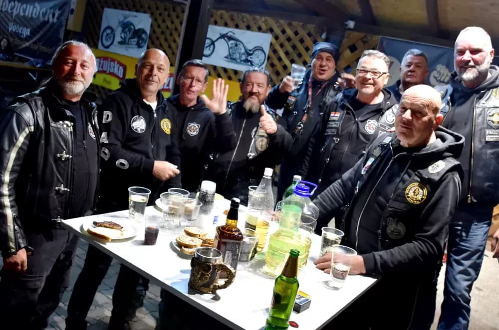Veliki jubilej požeških bajkera: Moto klub Independente slavi 20 godina rada uz vola na ražnju i rock spektakl