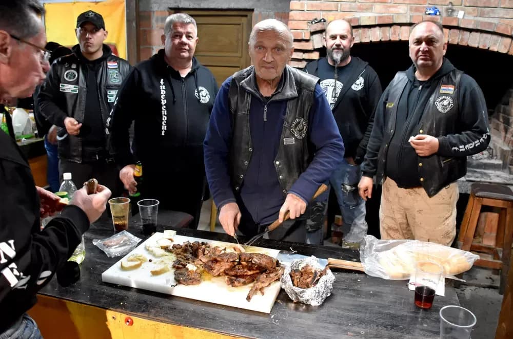 Veliki jubilej požeških bajkera: Moto klub Independente slavi 20 godina rada uz vola na ražnju i rock spektakl