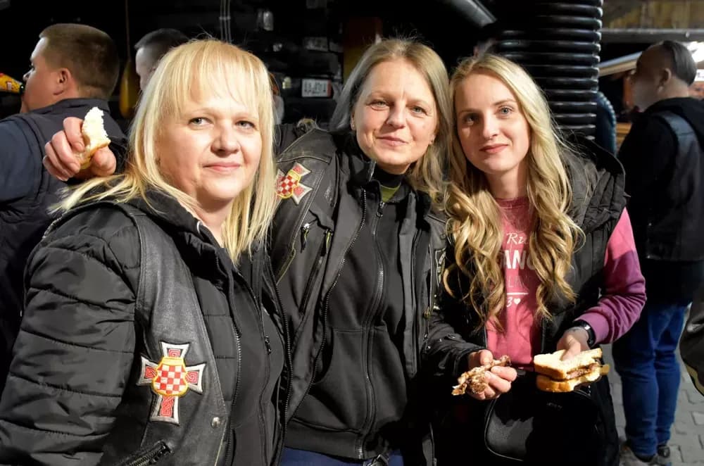 Veliki jubilej požeških bajkera: Moto klub Independente slavi 20 godina rada uz vola na ražnju i rock spektakl