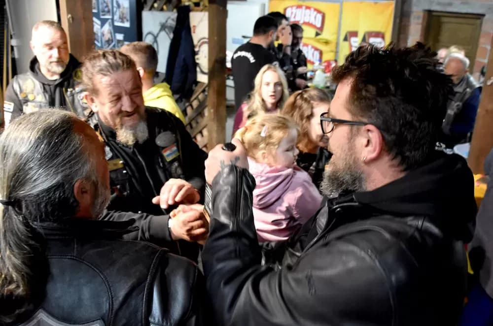 Veliki jubilej požeških bajkera: Moto klub Independente slavi 20 godina rada uz vola na ražnju i rock spektakl