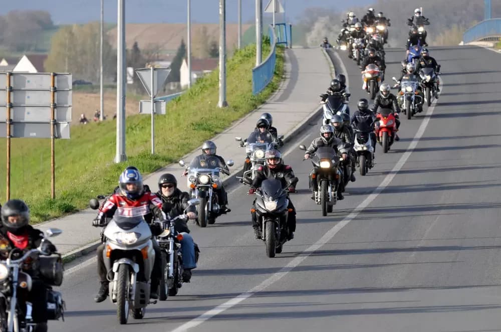 Veliki jubilej požeških bajkera: Moto klub Independente slavi 20 godina rada uz vola na ražnju i rock spektakl