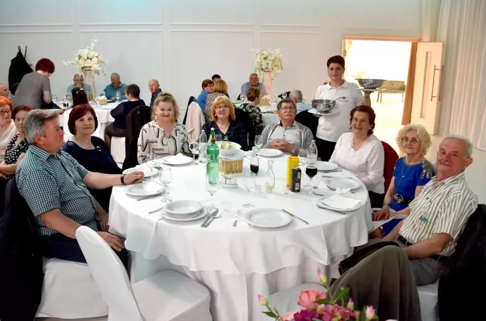Plesna tradicija se nastavlja: Više od stotinu plesača ispunilo dvoranu Gloria