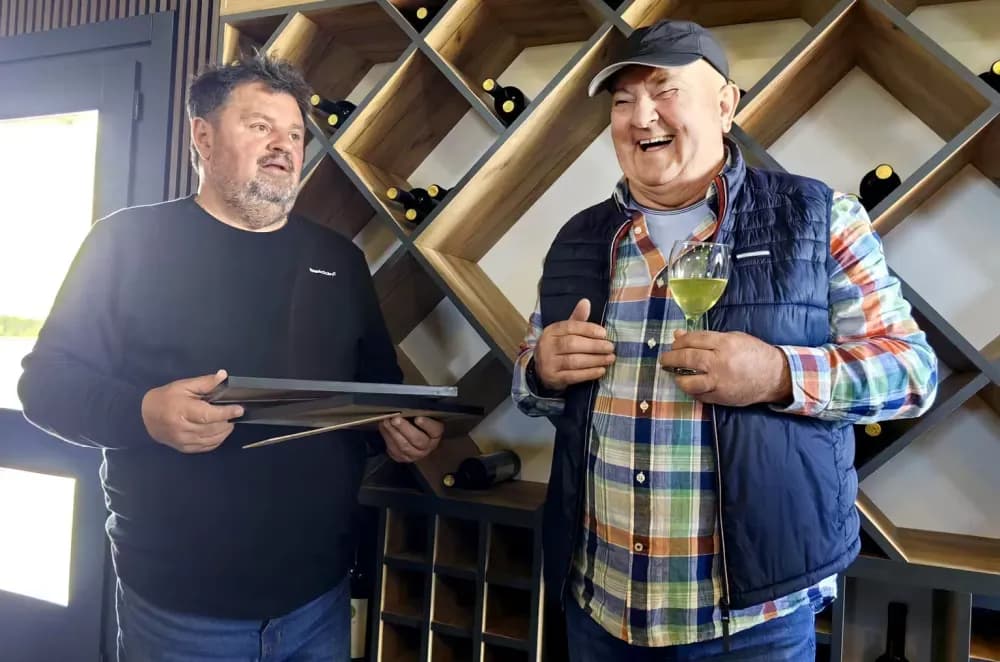 Vinski ambasadori u Bosanskoj Posavini: Članovi udruge „Vino-Kap“ posjetili vinarije Pajić i Babić