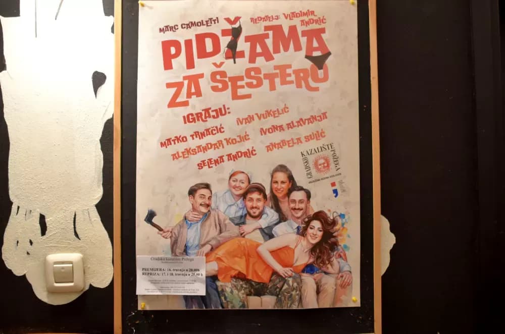 SMIJEH DO SUZA: Požeška publika ovacijama ispratila premijeru komedije ʼPidžama za šesteroʼ