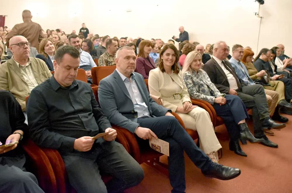 SMIJEH DO SUZA: Požeška publika ovacijama ispratila premijeru komedije ʼPidžama za šesteroʼ