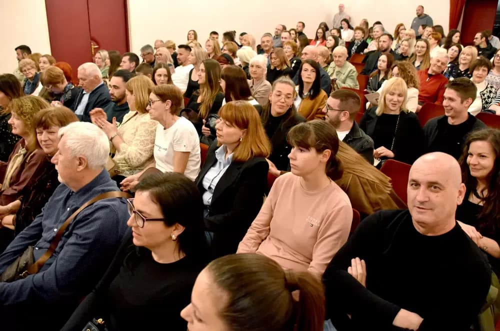SMIJEH DO SUZA: Požeška publika ovacijama ispratila premijeru komedije ʼPidžama za šesteroʼ