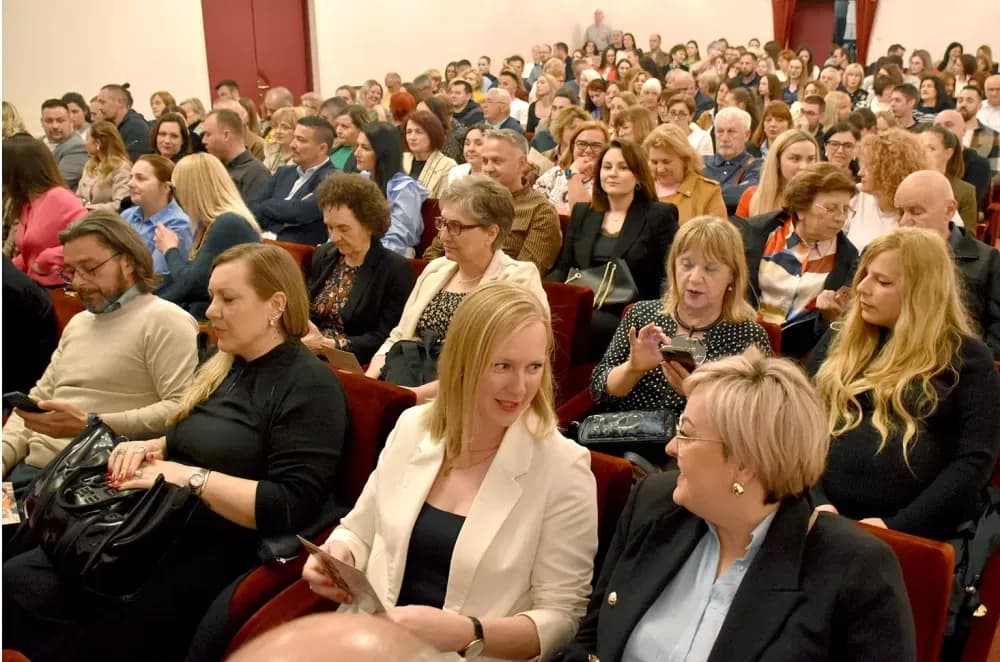SMIJEH DO SUZA: Požeška publika ovacijama ispratila premijeru komedije ʼPidžama za šesteroʼ