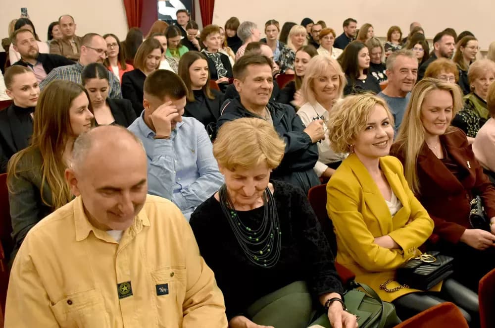 SMIJEH DO SUZA: Požeška publika ovacijama ispratila premijeru komedije ʼPidžama za šesteroʼ