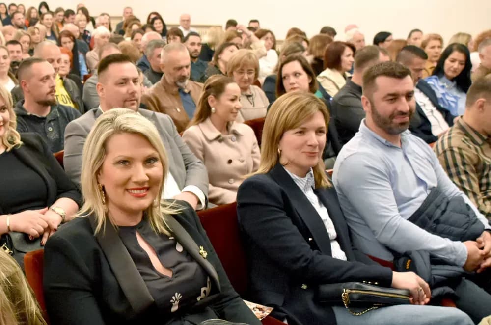 SMIJEH DO SUZA: Požeška publika ovacijama ispratila premijeru komedije ʼPidžama za šesteroʼ