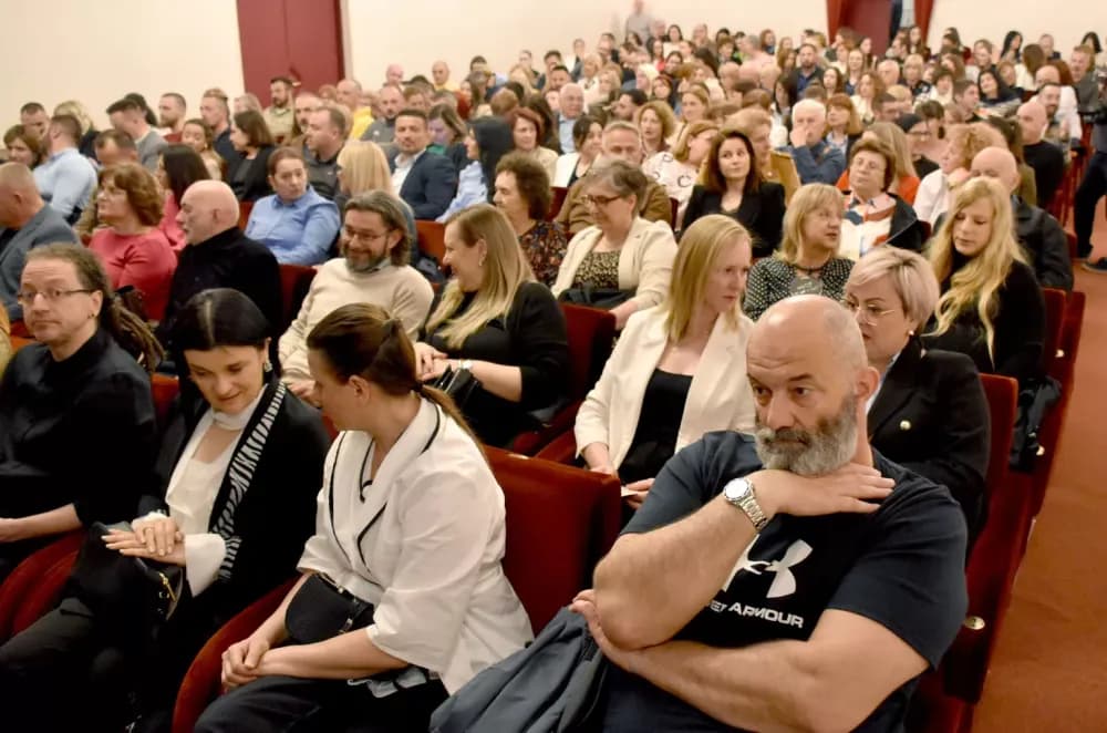 SMIJEH DO SUZA: Požeška publika ovacijama ispratila premijeru komedije ʼPidžama za šesteroʼ