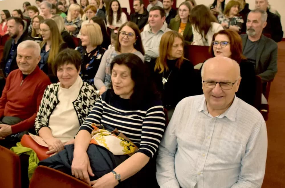 SMIJEH DO SUZA: Požeška publika ovacijama ispratila premijeru komedije ʼPidžama za šesteroʼ