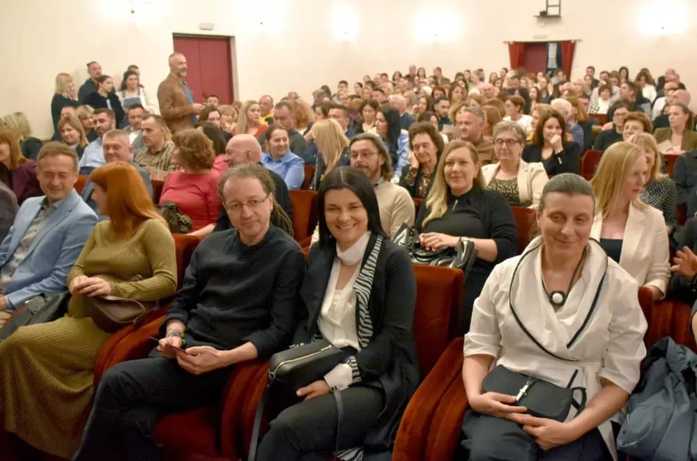 SMIJEH DO SUZA: Požeška publika ovacijama ispratila premijeru komedije ʼPidžama za šesteroʼ